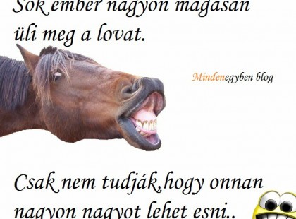 Sok ember nagyon magasan üli meg a lovat.