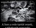 A Sors a vele tartót vezeti, a tiltakozót vonszolja