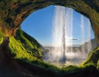 Íme a Seljalandsfoss Izland egyik híres,festői szépségű elegáns vízesése.