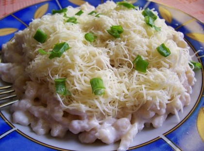 Sajtos tejfölös galuska zöldhagymával recept