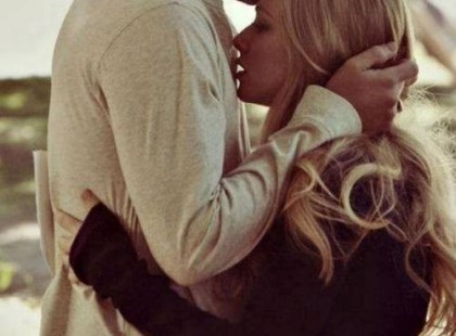 ..Kevés férfi tudja, hogy egy újjal végig simítani a nő arcán több, mint ....