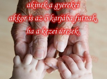 Az igazi gazdag ember az, akinek a gyerekei akkor is az ő karjába futnak, ha a kezei üresek.