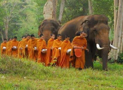 Aminek meg kell történnie,az megtörténik.Akivel találkozni .......