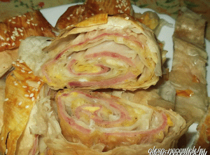 Sonkás-sajtos-hagymás rétes recept