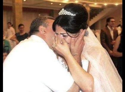 A házasságuk első napján az újdonsült feleség és a férj megbeszélték, hogy senkinek nem nyitnak ajtót. Hamarosan azonban csengettek, megérkeztek a férj szülei látogatóba. A férj és a feleség egymásra néztek, a férj ki akarta nyitni az ajtót, de mivel megállapodtak, nem tette meg....