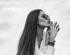 Egy egyetemista srác meghívja ebédre az anyját az albérletbe, ahol lakik. Az ebédnél ott van a fiú lakótársa is, egy gyönyörű lány. Az anya folyton ezt a lányt figyeli, és gyanítja, hogy valami viszonyuk is lehet. Amikor vége az ebédnek már egész biztos benne, hogy több van közöttük mint egyszerű szobatársi kapcsolat.