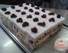 KIRSCH KOCKA RECEPT • Czine Zsuzsanna csodálatos, sütiszeletekké varázsolt tortája, amely olyannyira mutatós, hogy az ember tényleg így tervezi legközelebb elkészíteni ezt az isteni süteményt.