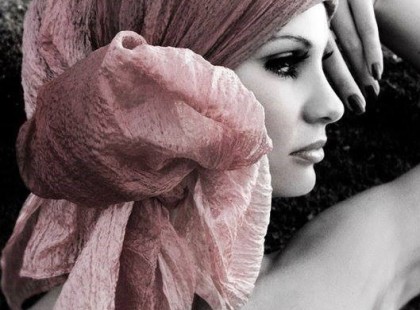 Van az a pillanat, amikor már nincs kedved magyarázkodni, hogy mit miért érzel úgy, ahogy - olyankor már nem érdekel, hogy bárkivel bármit is megértess. Nem szomjazol a megoldásukra, megvagy nélküle is - de ne menekülj, akármennyire is egyszerűnek tűnne, ne zárkózz be, találj valakit, aki ugyanazon megy át, amin te. Nála lesz a kulcs. Megnyugtat és felemel a zavarból, amiből egyedül képtelen lennél felállni, mert magad sem tudtad, hogy miben vagy. Addig, amíg van, aki érti és érzi azt, amit te, könnyedén léphetsz még egyet. Nyugodtan, boldogan, mert nem vagy egyedül - más is érzi a pofonokat, azt a frusztrációt, azokat a nehézségeket, amikből neked is bőven jutottak.