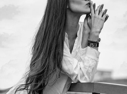 Egy egyetemista srác meghívja ebédre az anyját az albérletbe, ahol lakik. Az ebédnél ott van a fiú lakótársa is, egy gyönyörű lány. Az anya folyton ezt a lányt figyeli, és gyanítja, hogy valami viszonyuk is lehet. Amikor vége az ebédnek már egész biztos benne, hogy több van közöttük mint egyszerű szobatársi kapcsolat.