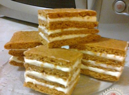 KARAMELL SZELET RECEPT •sütinek a tésztája karamellás, a főzött vaníliás krém pedig isteni puhává teszi azt... Fantasztikusan finom és mutatós.