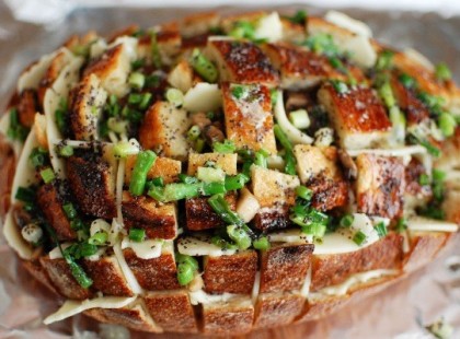 Íme egy remek szilveszteri előétel, ami egy sajtos gombás kenyeres ételkülönlegesség!