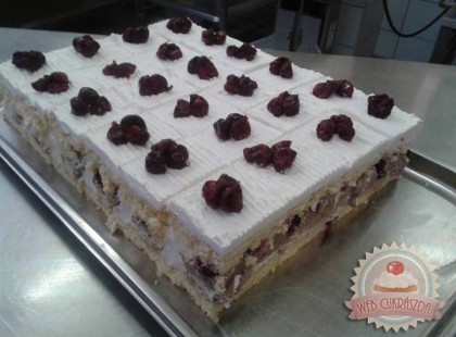 KIRSCH KOCKA RECEPT • Czine Zsuzsanna csodálatos, sütiszeletekké varázsolt tortája, amely olyannyira mutatós, hogy az ember tényleg így tervezi legközelebb elkészíteni ezt az isteni süteményt.