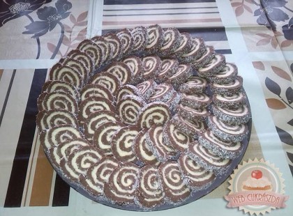 KÓKUSZOS KEKSZTEKERCS • Szemet gyönyörködtető tálalás, csodaszép tekercsek! Ez az egyszerű, sütés nélküli finomság bizony sokunk örök kedvence.