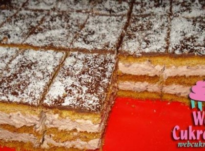 Csokis-mézes csokidarabokkal recept! Szemet gyönyörködtető, csodafinom, puha, mézes, krémes süteményt!