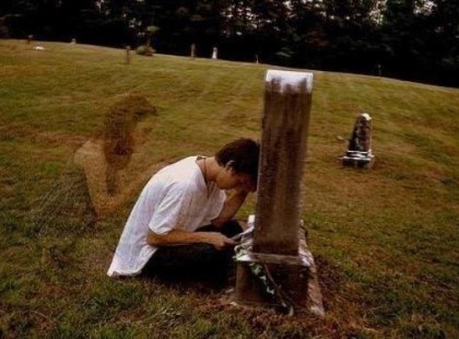 Egy szomorú történet kering a világhálón,amit most mi is megosztjuk veletek.Egy 16 éves fiú külföldre utazott. Mikor visszajött, a repülőtéren Édesanyja örömkönnyekkel várta.