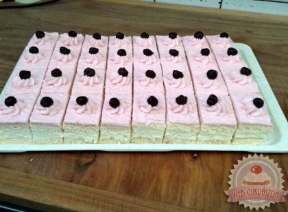 TÚRÓS JOGHURTOS RECEPT•Isteni túrós-tejszínes és gyümölcsjoghurtos krémmel töltött piskóta.