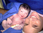 Fantasztikus fotó:Boldog baba már az első percben mosolyog a világra