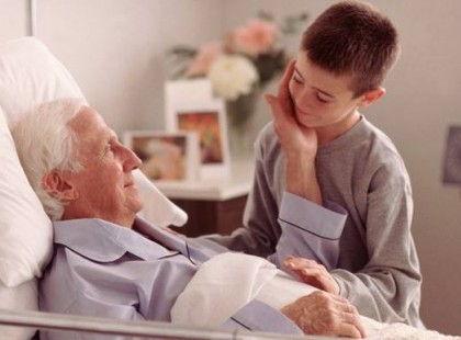 Az orvos csalódottan rázta meg fejét. Betegén a javulás legkisebb jele sem látszott....