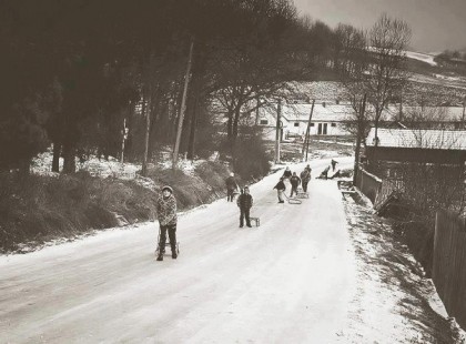 Amikor még nem volt számítógép, se okostelefon… amikor még tudtunk örülni a hónak, és barátainkkal kimentünk az utcára szánkózni…
