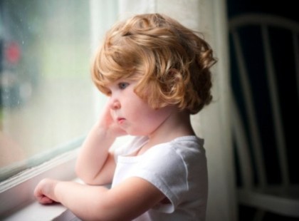 Fiatal pár lép be a város legszebb játéküzletébe.