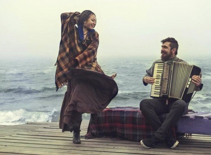 Egyszer jön valaki, aki miatt minden megváltozik majd. Aki begyógyítja a múlt sebeit, aki felszárítja a könnyeidet, aki megmutatja, milyen is igazán boldognak lenni. És te nem fogsz bírni betelni vele, mert félsz hogy ő is elmegy. De ő maradni fog, és szeretni fog. Olyan dolgokat fog neked adni, amit még senki soha. Ő nem fog megbántani, ő támogatni fog, melletted lesz mindig, és soha nem hagy el más Nő miatt, mert neki te leszel az Egyetlen...