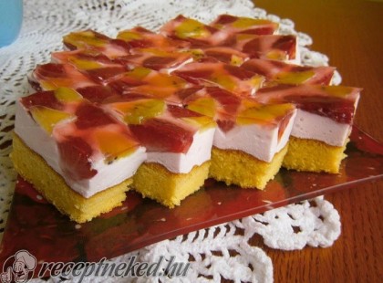 Tejszínes-joghurtos gyümölcsös szelet