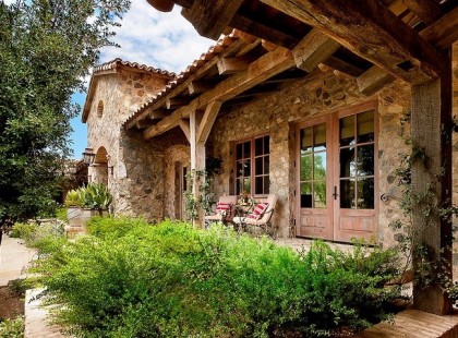 Wass Albert : Otthon Igen, valahogy így van: otthon az, ahova hazatérsz. Ahol valaki vár este. Ahol ismered a fal kopásait, a szőnyeg foltjait, a bútorok apró nyikorgásait. Ahol úgy fekszel le az ágyba, hogy nem csak alszol, hanem pihensz....