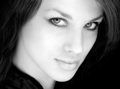 Lesznek majd, akik azt mondják, önző vagy, amiért olyan lépést teszel, ami által elkerülhetetlen, hogy néhány ember sérüljön. Lesznek majd, akik meg akarnak győzni arról, hogy az a normális, ha egy életen át a helyeden maradsz, boldogtalanul. Lesznek majd, akik szerint az a helyes út, ha feláldozod magad mindenki másért. Lesznek majd, akik sorolni kezdik, és mi lesz ezzel, azzal, meg amazzal? Lesznek majd, akik elítélnek, mert nem hisznek a boldogságban. Igen, lesznek majd, akik mindenkire gondolnak, mindenki fájdalmáért aggódnak, a Tiéden kívül. Lesznek majd, akikről kiderül, hogy a Te boldogságod sokadlagos számukra. Lesznek majd…