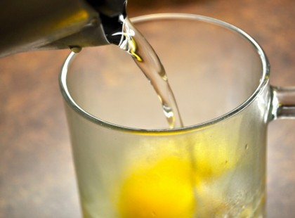 EZÉRT KEZDJÜK A NAPOT LANGYOS CITROMOS VÍZZEL