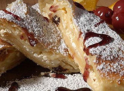 Könnyű főve-sült túrós tekercs - Dédszüleink már az 1930-as években is sütöttek ilyen, kelesztés nélkül készült, mégis puha túrós tekercset – az akkori szakácskönyvekből nem hiányozhatott ez a recept.