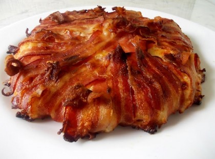 Baconos csirketorta-A ropogósra sült bacon és sonka, az olvadt sajt, és a csirke mind-mind összeillenek, kitűnő párost alkotnak.