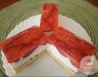 Epres-túrós szelet - Nézzétek meg ezt a gyönyörű díszítést, ahogy a felezett eprek hullámot alkotnak a túróban, a teteje viszont gyönyörű sima!