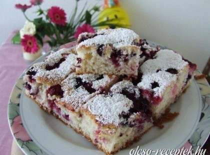 Bögrés-gyümölcsös sütemény