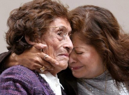 Nemrég a reptéren felfigyeltem egy anya és lánya búcsúzásának utolsó perceire, amint a hangosbemondóban beszállásra szólítottak fel.