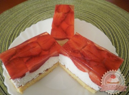 Epres-túrós szelet - Nézzétek meg ezt a gyönyörű díszítést, ahogy a felezett eprek hullámot alkotnak a túróban, a teteje viszont gyönyörű sima!