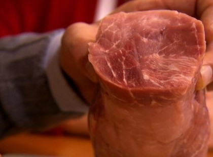 Mi az a ragasztott hús?Az élelmiszeripar nagy trükkjei!