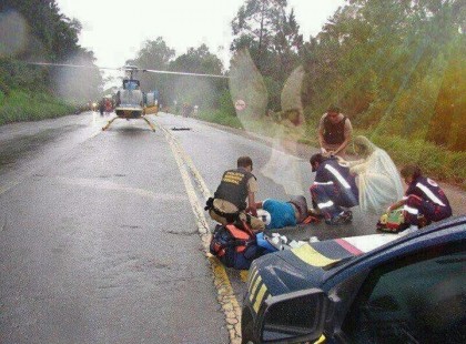 Amit az emberi szem nem lát, de az objektív rögzített. Angyalok jelenléte egy balesetnél. A helikopternél lévő körök is angyalok jelenléte.Kinagyítva a képet, látni hogy nem szerkesztett kép.