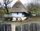 A csodájára jár a világ az erdélyi parasztháznak!Nem telik el úgy nap, hogy ne fotózná le romániai vagy külföldi turista az erdélyi Szilágy megyei Hosszúrév kuriózumát, egy 200 éves parasztházat.