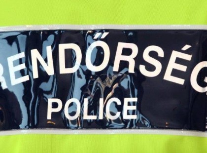 ÍGY KELL RENDŐRT HÍVNI!