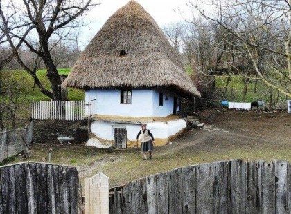 A csodájára jár a világ az erdélyi parasztháznak!Nem telik el úgy nap, hogy ne fotózná le romániai vagy külföldi turista az erdélyi Szilágy megyei Hosszúrév kuriózumát, egy 200 éves parasztházat.