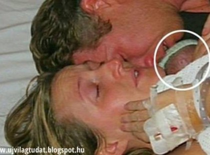 Az anya két órán át tartó szerető ölelgetéssel hozta vissza babáját az életbe,miután az orvosok kimondták,hogy gyermeke halott