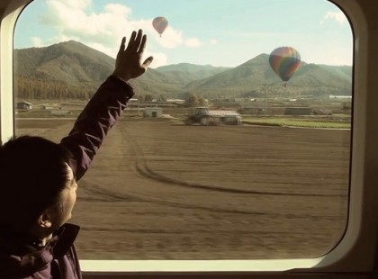 Egy 24 éves fiú bámult ki a vonat ablakán. „Apa nézd, azok....