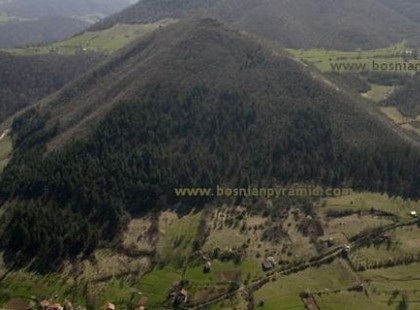 Világszenzáció látott napvilágot a tegnapi nap folyamán! A világ legrégebbi ismert piramisáról tudniillik most már 100%-os bizonyossággal kijelenthetjük, hogy a hun-magyarok, azaz elődeink, a mag (tudás) urai építették.