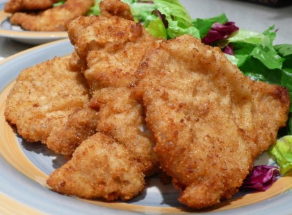 Sajttal töltött rántott hús sütőben sütve, mennyei falatok, az olvadozó sajtnak nem lehet ellenállni