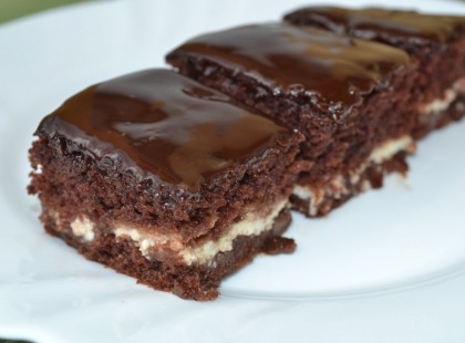 Igazán fincsi túrós-csokis süti. Sok töltelék és ínycsiklandó, omlós tészta. Hamar elkészíthető és nagyon finom!