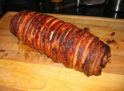 Sajttal és sonkával töltött karaj baconbe csomagolva, igazi ünnepi fogás, szuper íze van!