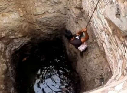 Észrevették, hogy valami úszik a vízzel telt gödörben. Ami ezután történt csodálatos!