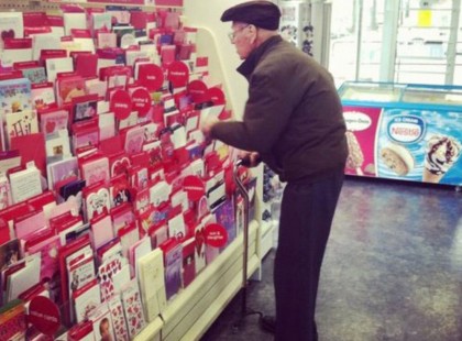 Ezt az idős urat február 14-én egy lány fotózta le, aki Valentin-napi üdvözlőlapot vásárolt. Amikor észrevette, érdekesnek találta, mert elég idősnek nézet ki, így megkérdezte tőle:....