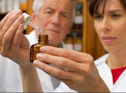 Eltitkolt orvosság: az Aranykolloid .Az Aranykolloid Ízületi gyulladás esetén hatásosan csillapítja a fájdalmat, csökkenti a duzzanatot, javítja az ízületek mozgását. Csökkenti a stressz káros hatásait, javítja az agyműködést és megújítja az idegrendszert.