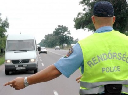A rendőr leint egy kétszázzal száguldozó autóst.